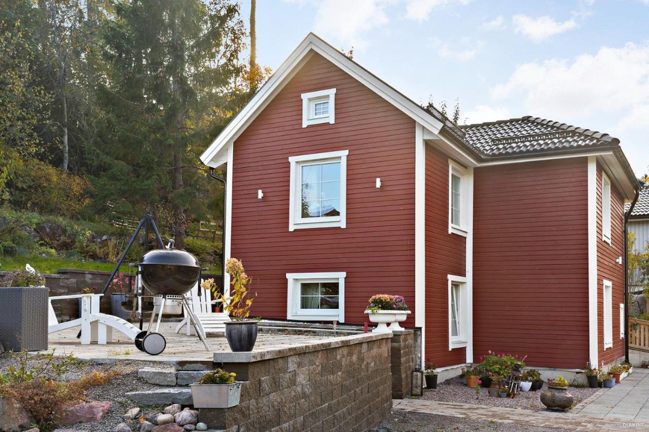 Charming Apartment In A Red House In Stockholm Exterior photo